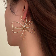 Charger l'image dans la galerie, Boucles fleur métal
