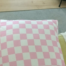 Charger l'image dans la galerie, Housse de coussin Damier
